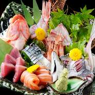 新鮮な魚介類は富山や岐阜市場から毎日直送。刺身も自慢のメニューです。