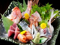 新鮮な魚介類は富山や岐阜市場から毎日直送。刺身も自慢のメニューです。