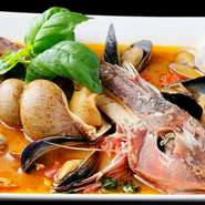市場から直送される本日の鮮魚を使用。まるごと魚を煮た豪快な料理です。