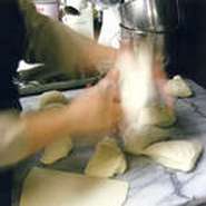 本場イタリアで修業した、毎日生地から手作りするパンやピッツアにも、遠方から食べにくるファンが多い。