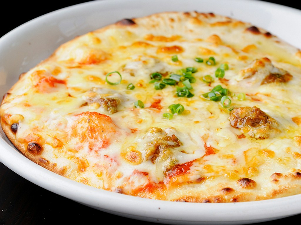 地元グルメ・奥美濃カレー認定の郡上肉みそカレーのピザ