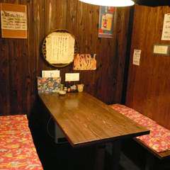 ゆったりした沖縄音楽が流れる店内で落ち着いてお食事できます