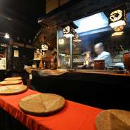 ホテルのビル地下1Fの【福住本店】は、大人の隠れ家的雰囲気で食事が楽しめるお店です。白壁の階段を降りていくと、大正ロマンを感じさせるインテリアが広がる店内。ジャズを聴きながら癒しのひとときを過せます。