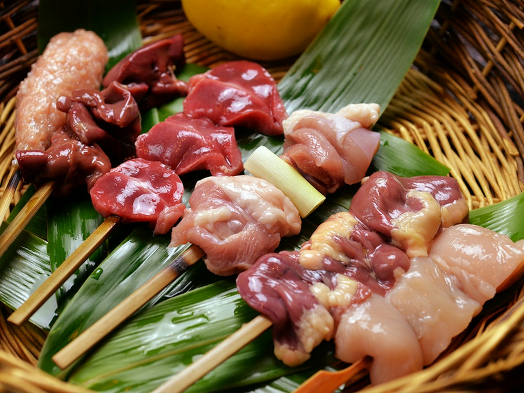 国産地鶏を備長炭で焼く『やきとり』に、日本酒がすすみます