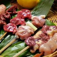 食材の旨みにこだわった国産地鶏の『やきとり』と『巻物』。備長炭の強火で焼くため、表面はカリッと中はジューシーな焼き上がり。鶏の旨みを逃がさないので、食材本来の濃い味を楽しむ事ができます。