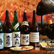 福島県産の原材料のみを使用した『太平桜』、震災を乗り越えて再建された鈴木酒造の『磐城壽』など、福島県だからこそ飲める美酒＆銘酒が堪能できます。熱々の『やきとり』を肴にお酒もすすみます。