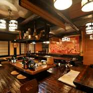 カウンターとお座敷席のみの店内。大きなお座敷は最大40名様まで収容可能なので、忘新年会にもおすすめです。仕切りをすれば半個室気分で食事を楽しめるため、あらゆるシーンに対応可能です。