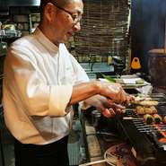 やさしい笑顔と穏やかな語り口の店長が、目の前で焼いてくれる焼きたての『やきとり』。日本酒の他にもカクテルやワインなどあるため、女性のお1人様でも気軽に「ひとり酒」が楽しめます。