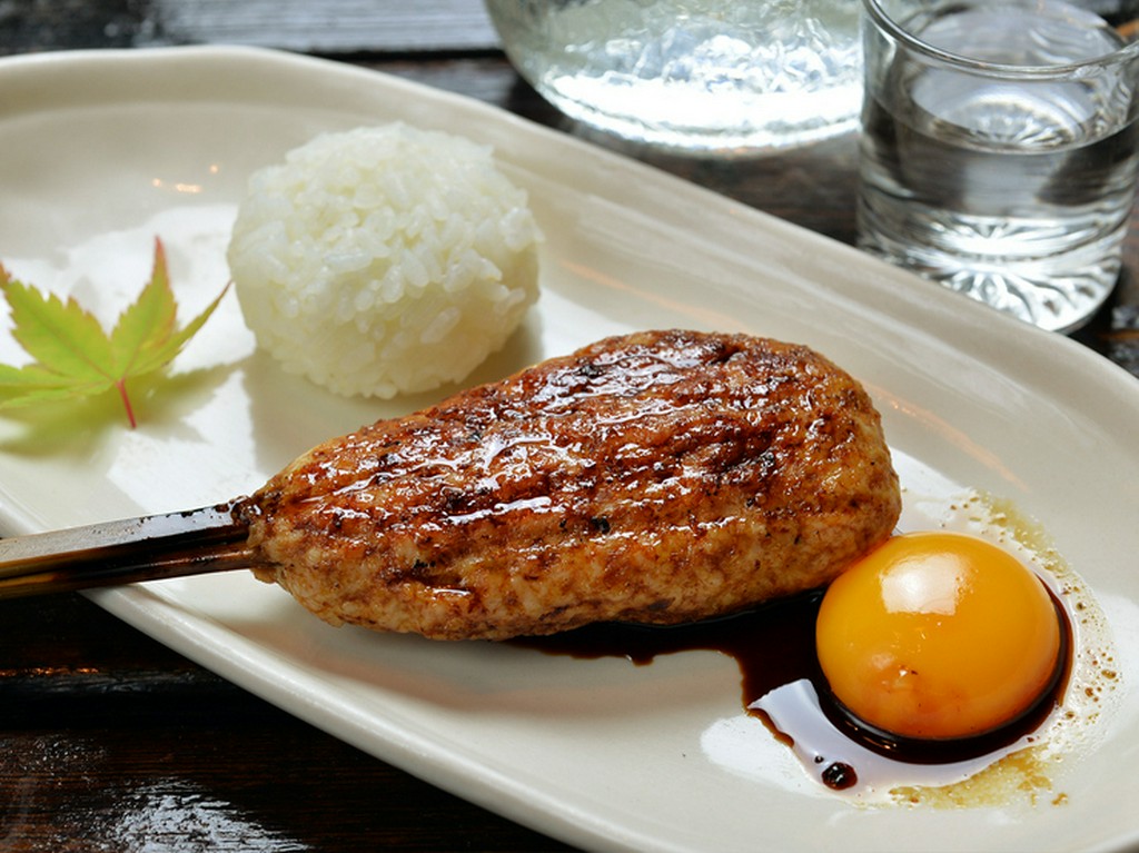 卵黄をからめて食べる地鶏の旨みたっぷり『名物地鶏のつくね』