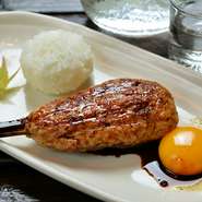 備長炭でカリッと焼いた自家製つくねに一子相伝の秘伝タレが香ばしい。卵黄をからめて仕上げる極上の味