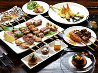 おまかせで楽しむ14本の串『やきとり巻物盛り合わせコース』