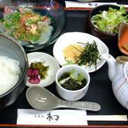 隠れた人気商品ゴマダレをからめた刺身をアツアツご飯の上へ出しのきいた茶吸い物をかけてどうぞ