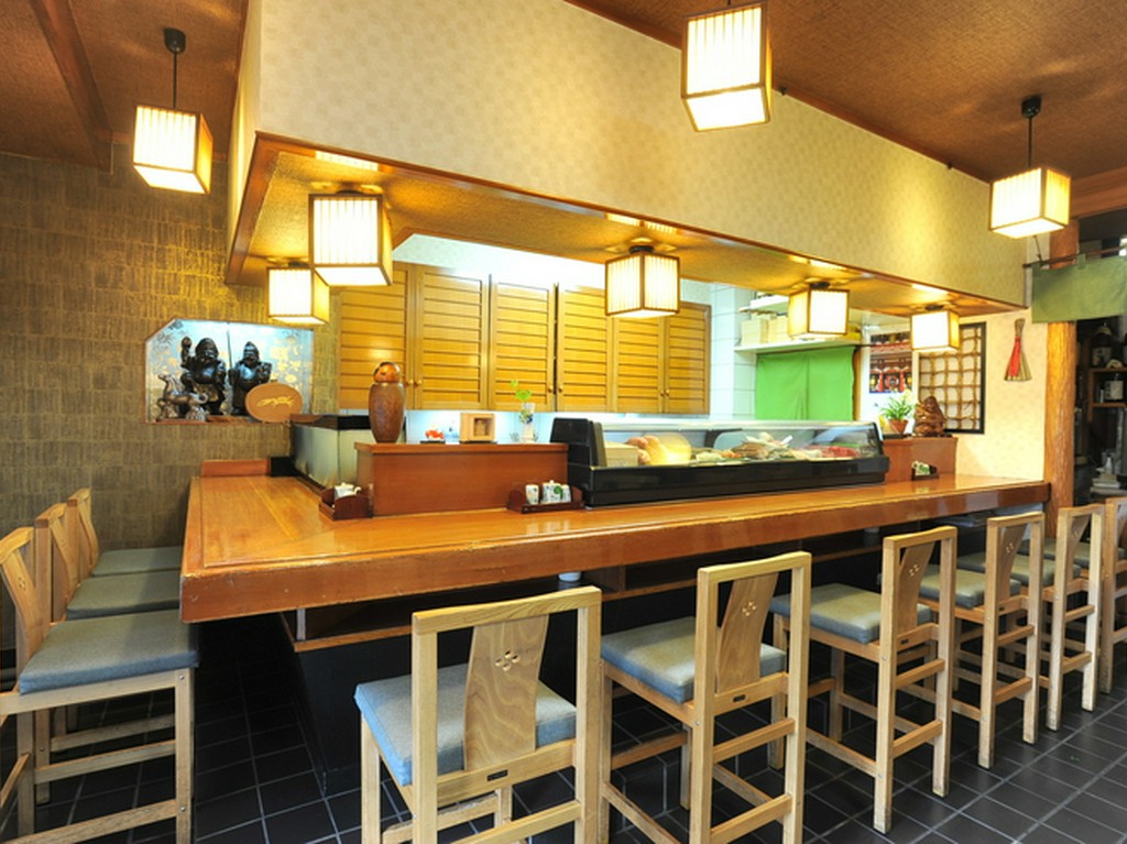 落ち着くカウンターでゆっくりとお一人さまも楽しめます