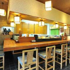 落ち着くカウンターでゆっくりとお一人さまも楽しめます