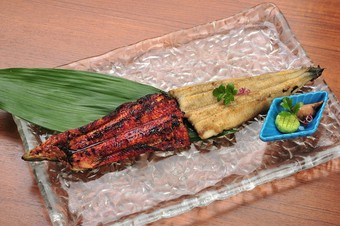 天然鰻の白焼きと、蒲焼きの２種類をお楽しみください