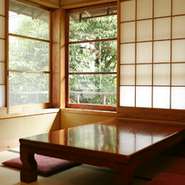 和の情緒、趣溢れる個室をご用意しております。心地良い畳の匂いに包まれて寛ぎの時間をお過ごし下さい。
大切な人との素敵な時間を和室の落ち着いたお部屋でおくつろぎ下さい。