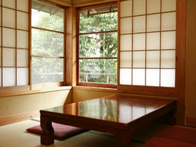 和の情緒溢れる寛ぎ空間で至福のひとときを過ごす