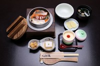 釜飯、付きだし、温泉玉子、吸物、香物