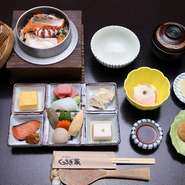 釜飯、造り・焼物・煮物など六品盛り、温泉玉子、吸物、香物、デザート