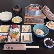 釜飯、造り・焼物・煮物など六品盛り、温泉玉子、吸物、香物、デザート