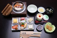 釜飯、造り・焼物・煮物など六品盛り、温泉玉子、吸物、香物、デザート