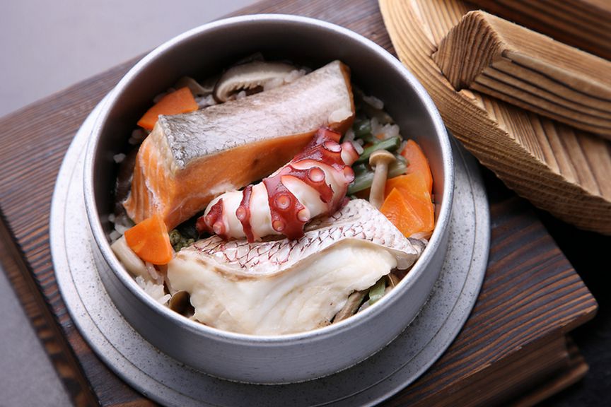 1番人気！くつろぎ釜飯（鯛・鮭・山菜・たこ）