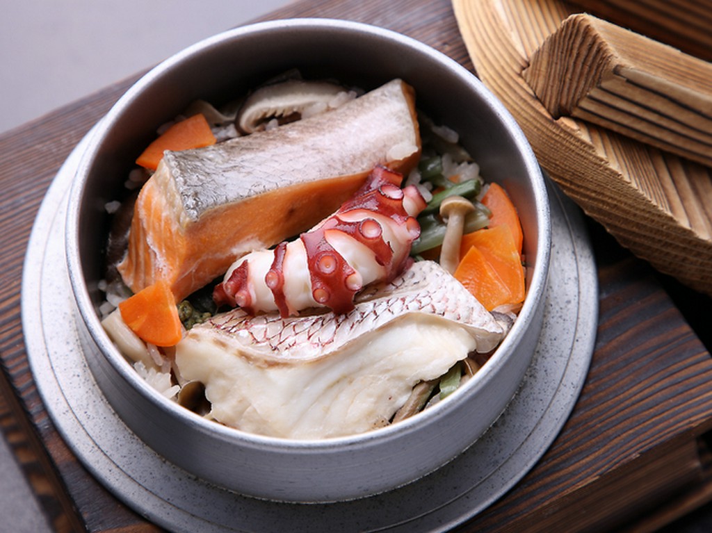 1番人気！くつろぎ釜飯（鯛・鮭・山菜・たこ）