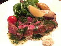 北海道でこの牛を食べられるのは直営店以外では２店のみ！餌と安全性、そして味にこだわりを持って育てられています。生産者さんにも太鼓判をいただいているステーキ！是非ご賞味下さい。