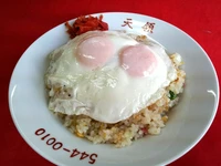 大きな目玉焼きがふたつ。贅沢な感じに。