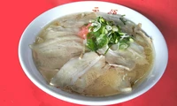 たっぷりのチャーシューで麺が隠れてしまいます。