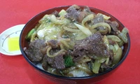 焼肉ごはんとはひと味違って少し贅沢などんぶり。