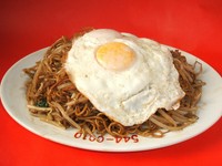 大人気の焼そばに目玉焼きがふたつ！大満足！