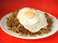 大人気の焼そばに目玉焼きがふたつ！大満足！