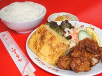 大きな玉子焼ととり天が一緒に。大人気！