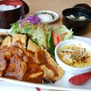 大皿に日替わり料理2品・サラダ・ご飯・味噌汁・お新香