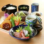 「和食と洋食のうれしいコンビ」お刺身・エビフライ・ヒレカツ・茶碗蒸し・ご飯味噌汁・お新香