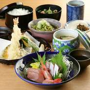 和食の定番、揚げたて天ぷらとお刺身のお昼限定メニューです。（茶碗蒸し付き）