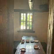 一歩お店に足を踏み入れると、木の温もりが懐かしく心地よい空間が広がります。まるで森の中にいるかよう。お一人様やデートでのご利用に好評のカウンター席や、会食にお勧めのテーブル席等各種ご用意しております。