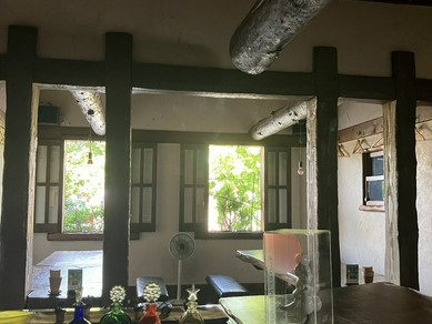 ジャズが流れる空間。一枚板のカウンターや、テーブル席を完備。