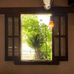 適度な照明が心地よい、ジャズが流れる店内。