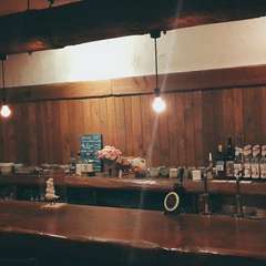 適度な照明が心地よい、ジャズが流れる店内。