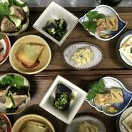 駅徒歩0分、ジャズが流れる落ち着いた空間で語らいのひと時をどうぞ。旬のお野菜を取り入れたお料理やお店オリジナルのカクテルや冷酒もお勧めです。