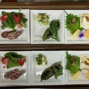 お一人様用です。お客様のお酒に合わせてお料理を3品選んでお出し致します。（写真はお二人様分）