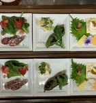 お一人様用です。お客様のお酒に合わせてお料理を3品選んでお出し致します。(写真はお二人様分)