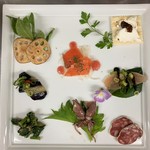 3名様より・旬の食材を取り入れたお勧めのお料理をお取り分けしていただきます。