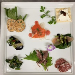 3名様より・旬の食材を取り入れたお勧めのお料理をお取り分けしていただきます。