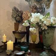 元気な体になって頂きたくて、食材にこだわっています。旬の野菜。天然塩、きび砂糖、自家製塩麹、自家製ドレッシングなどの調味料。お料理はひとつひとつ手作りで丁寧にお出ししたいので、お時間を頂きます。器も吟味して選びました。焼酎の器、日本酒の器は陶芸家、加藤佑さんにお願いしお料理と器、共に楽しんで頂けると思います。店内のお花やディスプレイでも季節感を感じていただけると思います。