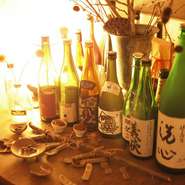 季節のおすすめの日本酒を厳選して取り揃えております。
入荷が少ないため、なくなり次第終了となります。
ぜひお早めにご来店下さい！
また、器も色々と楽しんでいただけます。