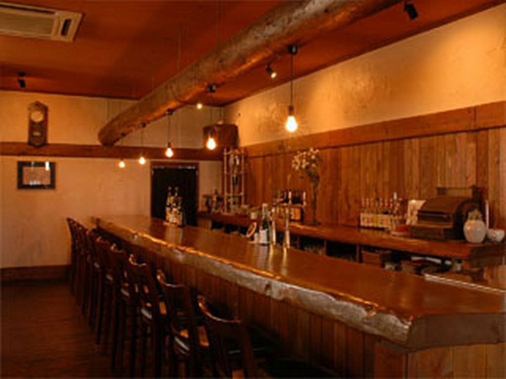 7mの1枚板、養鶏電球がお洒落