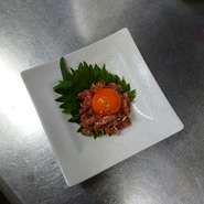 ブロック肉をじっくりと網焼きしたのち低温調理して仕上げてます